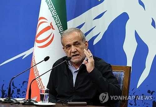 취임 후 첫 기자회견하는 마수드 페제시키안 이란 대통령[EPA=연합뉴스]